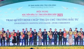 Hòa Bình trao quyết định đầu tư 15 dự án với tổng vốn hơn 2 tỷ USD