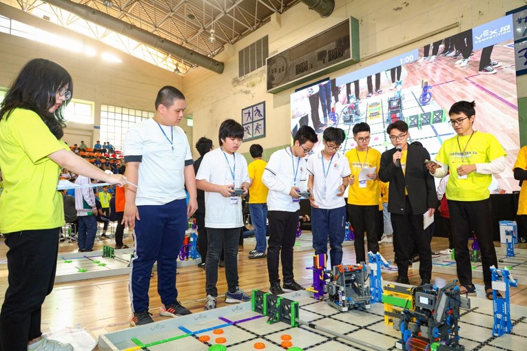 C&aacute;c bạn học sinh tham gia v&ograve;ng chung kết VEX IQ Robotics.