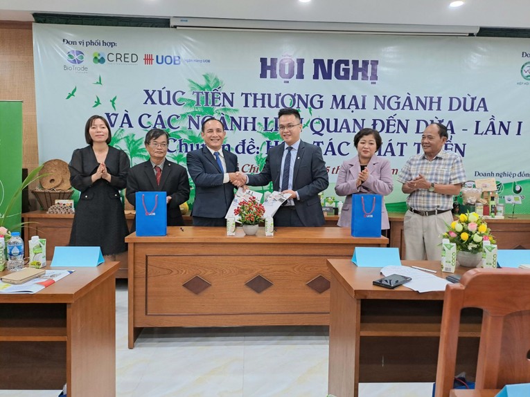 &Ocirc;ng Cao B&aacute; Đăng Khoa, Quyền Tổng thư k&yacute; VCA v&agrave; &ocirc;ng Huỳnh Hải, Gi&aacute;m đốc c&aacute;c k&ecirc;nh ph&acirc;n phối sản phẩm Dịch vụ T&agrave;i ch&iacute;nh doanh nghiệp vừa v&agrave; nhỏ- Ng&acirc;n h&agrave;ng UOB k&yacute; kết bản ghi nhớ.