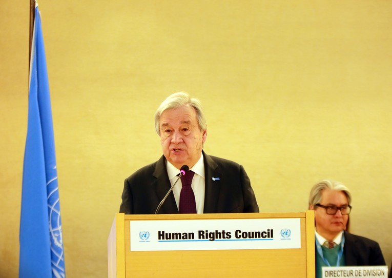 Tổng Thư k&yacute; Li&ecirc;n Hợp Quốc Ant&oacute;nio Guterres đề nghị cộng đồng quốc tế quan t&acirc;m hơn nữa đến bảo đảm quyền con người trong bối cảnh c&aacute;c vấn đề to&agrave;n cầu. Ảnh: VGP