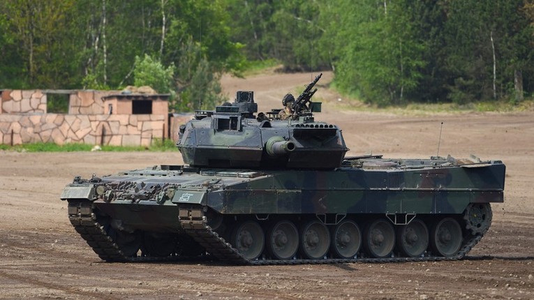 Xe tăng chiến đấu Leopard 2 tại một cuộc huấn luyện qu&acirc;n sự ở Munster, Đức. Ảnh: AFP