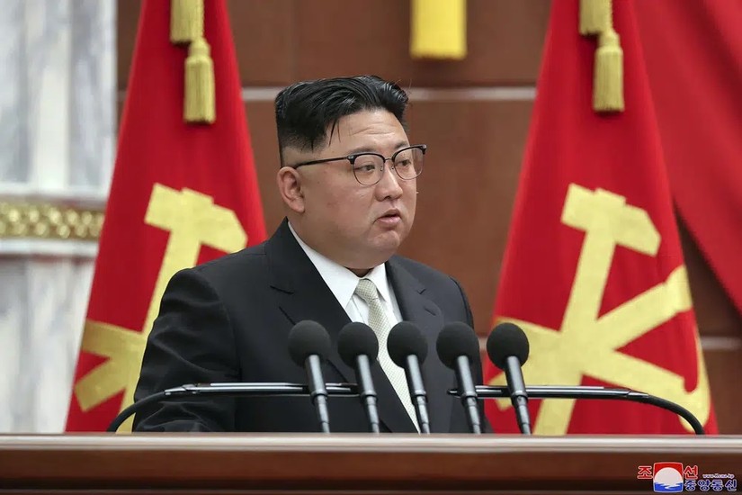 Nh&agrave; l&atilde;nh đạo Triều Ti&ecirc;n Kim Jong-un tại phi&ecirc;n họp to&agrave;n thể, ng&agrave;y 27/2. Ảnh: Reuters