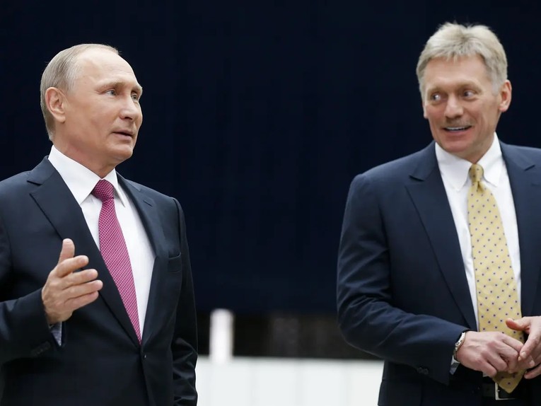 Tổng thống Nga Putin v&agrave; Người ph&aacute;t ng&ocirc;n Điện Kremlin Dmitry Peskov. Ảnh: AP