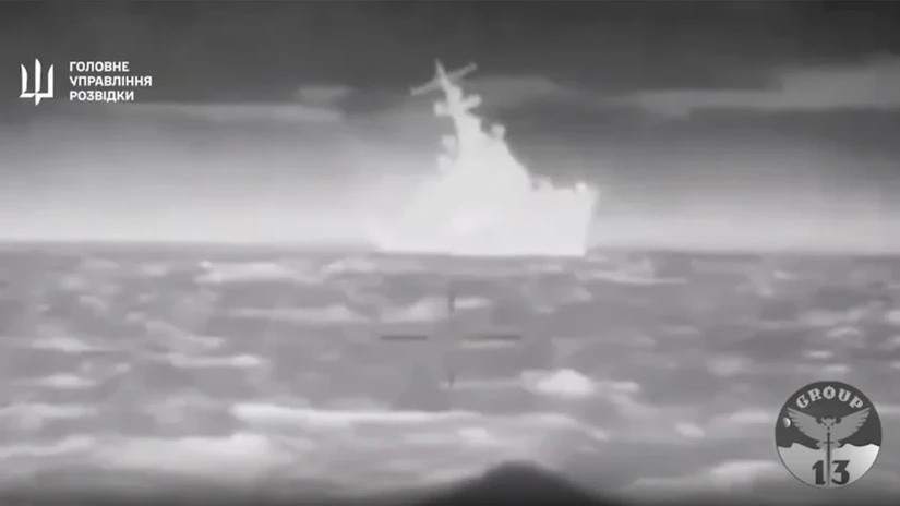 H&igrave;nh ảnh cắt từ video Ukraine ghi lại cảnh chiến hạm Nga bị tấn c&ocirc;ng. Ảnh: Ukraine Defense Intelligence