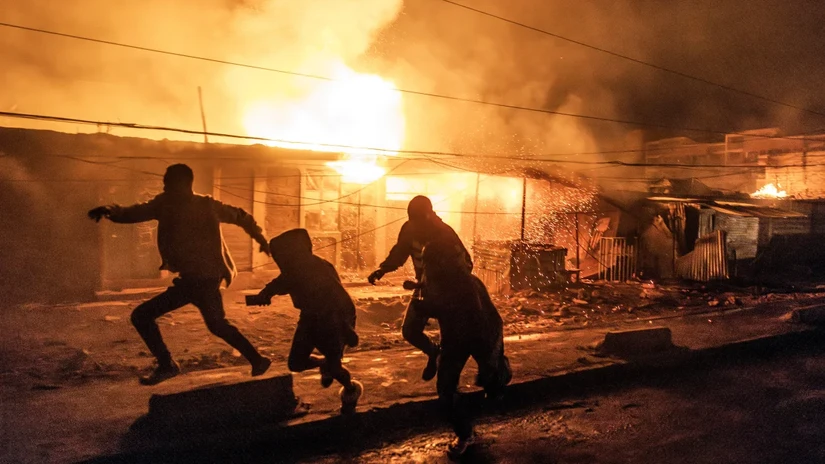 Người d&acirc;n chạy trốn sau vụ nổ ở khu vực Embakasi của Nairobi ng&agrave;y 2/2/2024. Ảnh: AFP