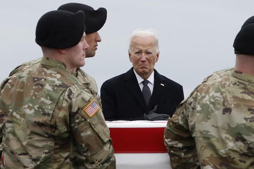 Tổng thống Mỹ Joe Biden đặt tay l&ecirc;n tr&aacute;i tim m&igrave;nh mặc niệm 3 người l&iacute;nh thiệt mạng trong cuộc tấn c&ocirc;ng bằng UAV tại Jordan. Ảnh: AFP