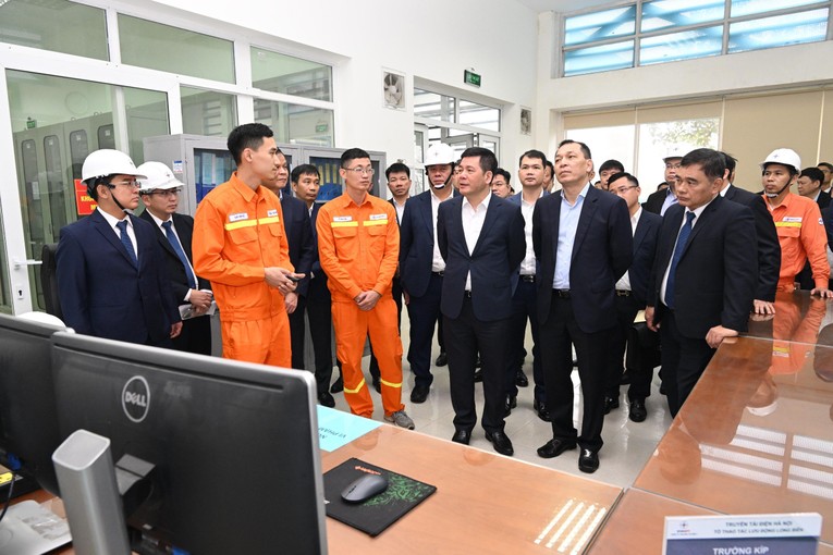 Bộ trưởng Nguyễn Hồng Di&ecirc;n l&agrave;m việc với Tập đo&agrave;n Điện lực Việt Nam.