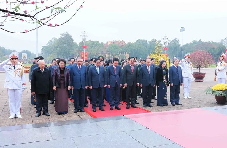 C&aacute;c l&atilde;nh đạo, nguy&ecirc;n l&atilde;nh đạo Đảng v&agrave; Nh&agrave; nước c&ugrave;ng c&aacute;c đại biểu th&agrave;nh k&iacute;nh tưởng niệm Chủ tịch Hồ Ch&iacute; Minh. Ảnh: TTXVN