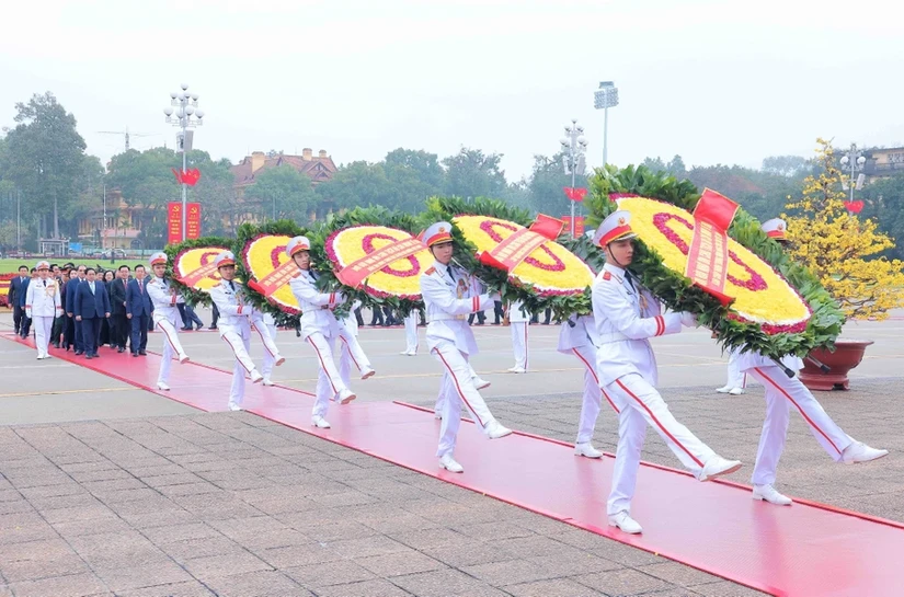 Đo&agrave;n đại biểu l&atilde;nh đạo, nguy&ecirc;n l&atilde;nh đạo Đảng v&agrave; Nh&agrave; nước c&ugrave;ng c&aacute;c đại biểu v&agrave;o lăng viếng Chủ tịch Hồ Ch&iacute; Minh.