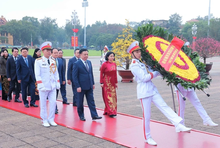 Đo&agrave;n đại biểu TP H&agrave; Nội đặt v&ograve;ng hoa v&agrave; v&agrave;o lăng viếng Chủ tịch Hồ Ch&iacute; Minh. Ảnh: TTXVN