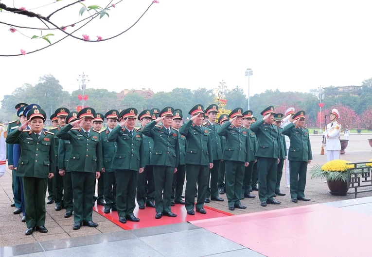 Đo&agrave;n đại biểu Qu&acirc;n ủy Trung ương, Bộ Quốc ph&ograve;ng v&agrave;o lăng viếng Chủ tịch Hồ Ch&iacute; Minh nh&acirc;n dịp Xu&acirc;n Gi&aacute;p Th&igrave;n. Ảnh: TTXVN