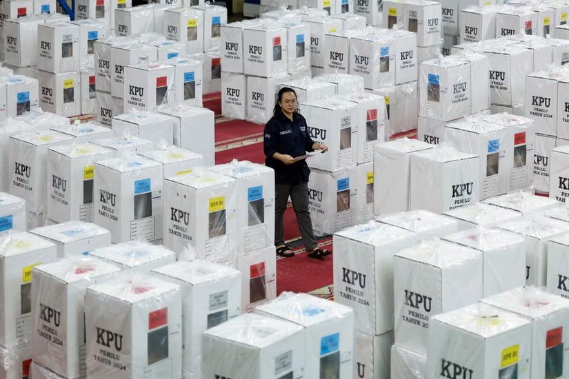 C&aacute;c th&ugrave;ng phiếu được chuẩn bị trước ng&agrave;y bầu cử tại Jakarta, Indonesia ng&agrave;y 6/2/2024. Ảnh: Reuters