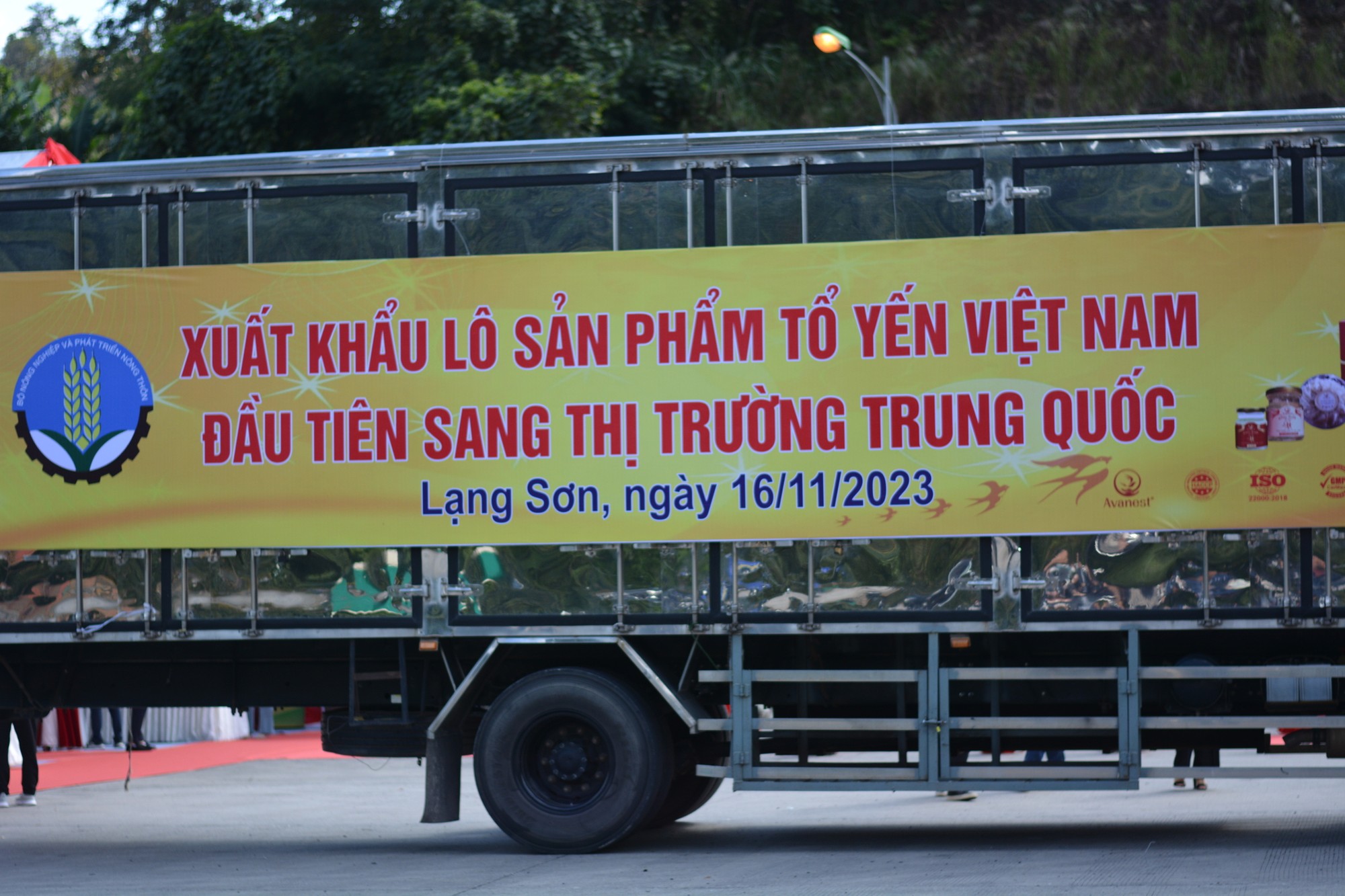 L&ocirc; tổ yến ch&iacute;nh ngạch đầu ti&ecirc;n xuất khẩu sang Trung Quốc. Ảnh: L&ecirc; Hồng Nhung - Mekong ASEAN