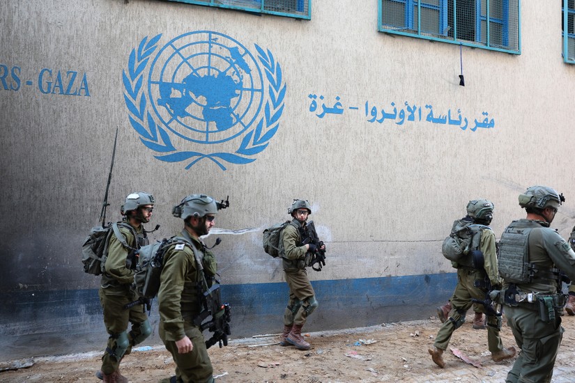 Qu&acirc;n đội Israel đi b&ecirc;n trong khu nh&agrave; sơ t&aacute;n của UNRWA, th&agrave;nh phố Gaza, ng&agrave;y 8/2/2024. Ảnh: AFP