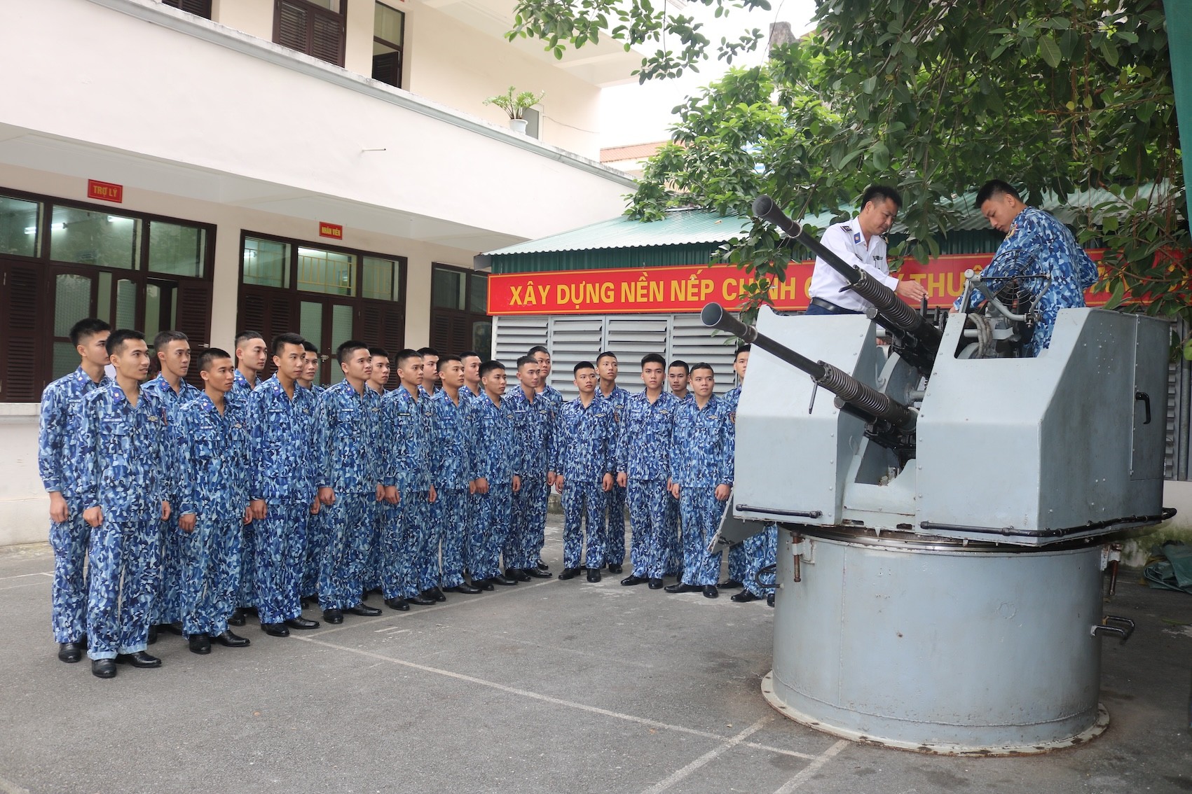 C&aacute;n bộ, chiến sĩ Trung t&acirc;m Đ&agrave;o tạo v&agrave; Bồi dưỡng nghiệp vụ Cảnh s&aacute;t biển.