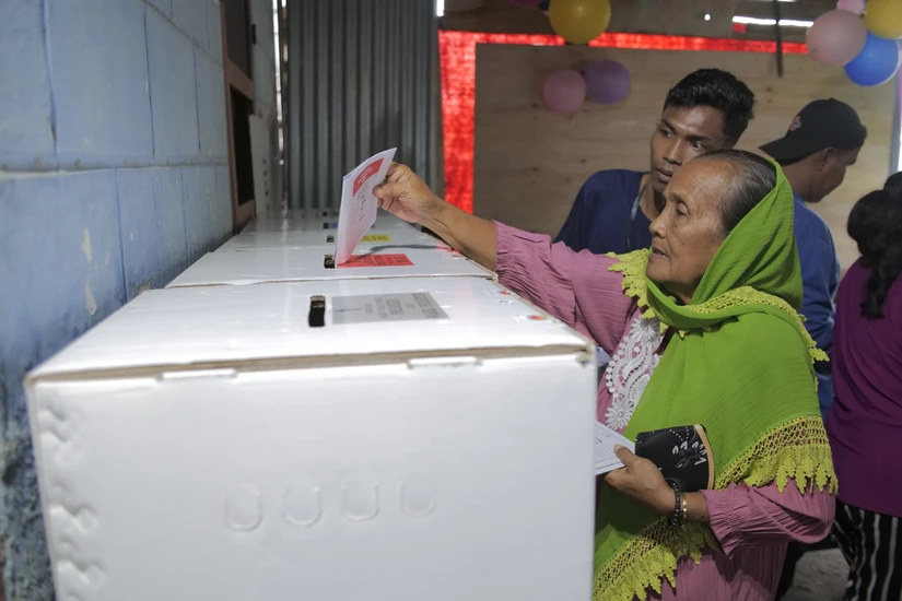 Người d&acirc;n tiến h&agrave;nh bỏ phiếu bầu Tổng thống tại Kupang, Indonesia ng&agrave;y 14/2/2024. Ảnh: AP