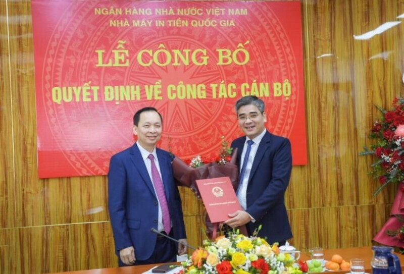 Ph&oacute; Thống đốc NHNN Đ&agrave;o Minh T&uacute; trao Quyết định điều động, bổ nhiệm &ocirc;ng Nguyễn Đức Cường (Ảnh: NHNN)