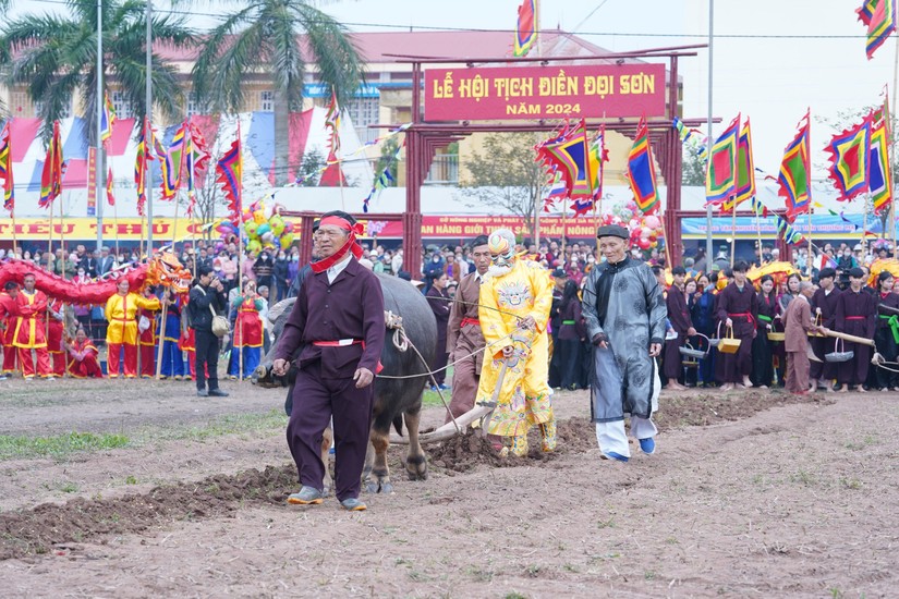 H&igrave;nh ảnh nh&agrave; Vua xuống đồng c&agrave;y ruộng đầu năm mới được t&aacute;i hiện tại lễ hội. Ảnh: Đ&agrave;i PTTH tỉnh H&agrave; Nam.