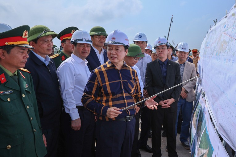 Ph&oacute; Thủ tướng Trần Hồng H&agrave; kiểm tra tiến độ dự &aacute;n cao tốc Diễn Ch&acirc;u-B&atilde;i Vọt tại vị tr&iacute; n&uacute;t giao với Quốc lộ 46B. Ảnh: VGP