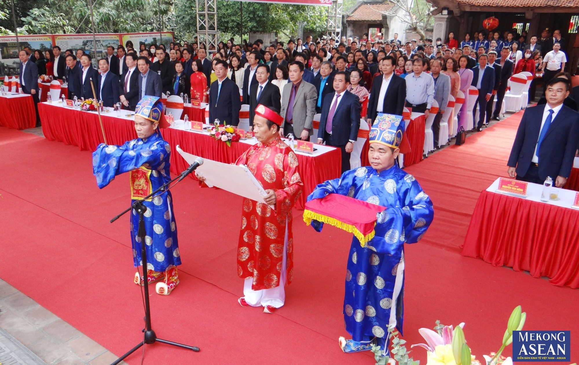 C&aacute;c cụ cao ni&ecirc;n đọc văn tế.