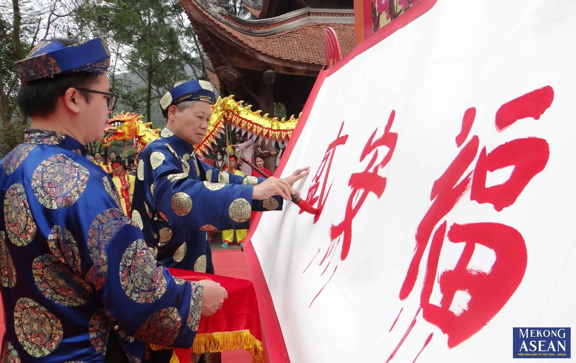 Nh&agrave; thư ph&aacute;p Nguyễn Đ&igrave;nh Kế, C&acirc;u lạc bộ thư ph&aacute;p tỉnh Hải Dương tr&igrave;nh diễn khai b&uacute;t H&aacute;n văn với c&aacute;c chữ: Ph&uacute;c - An - Thịnh - Ph&aacute;t (hạnh ph&uacute;c an vui, thịnh vượng, ph&aacute;t triển) bằng mực son đỏ (đặc trưng tại đền thờ Chu Văn An).