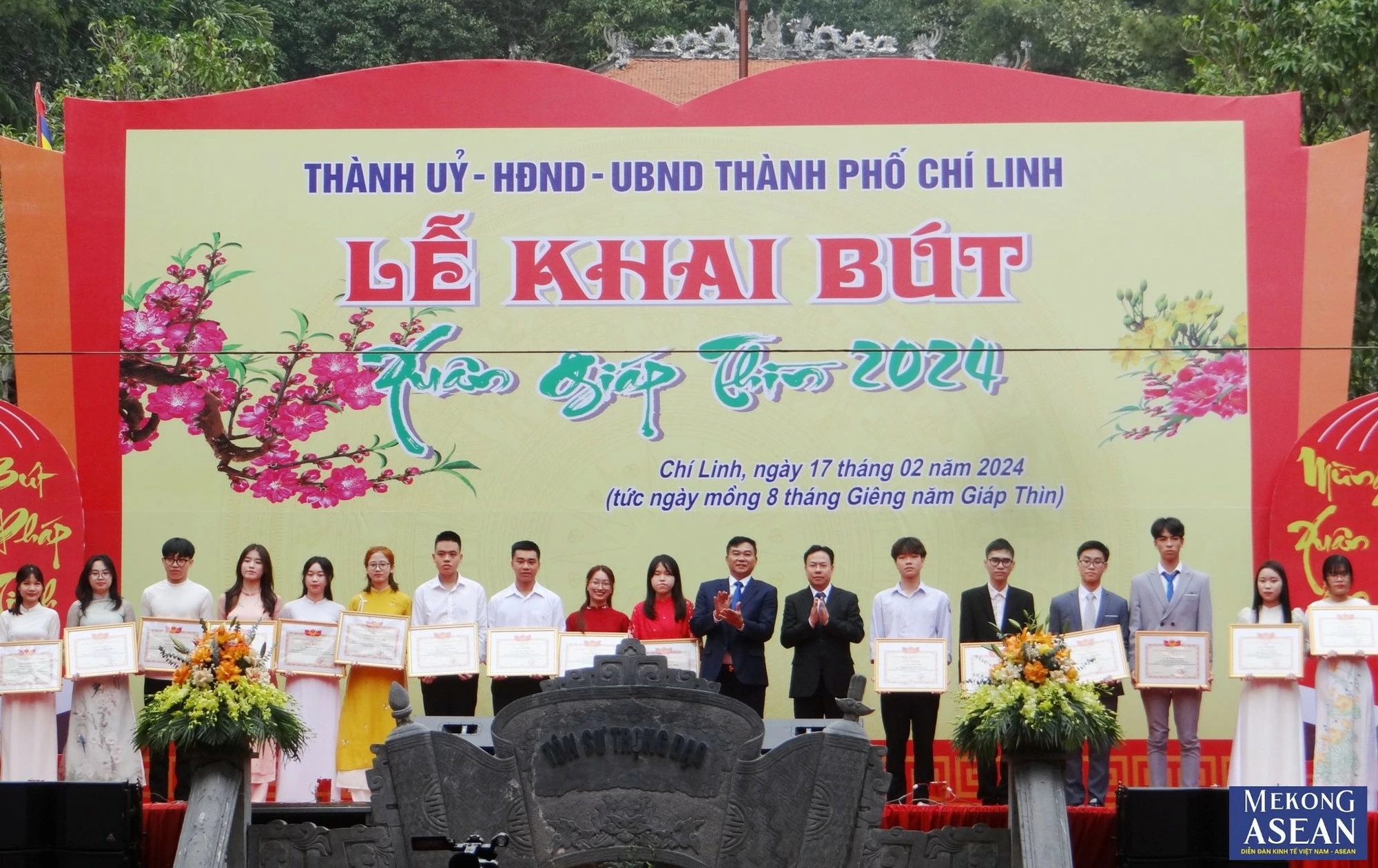 B&iacute; thư v&agrave; Ph&oacute; B&iacute; thư Thường trực Th&agrave;nh ủy, Chủ tịch HĐND th&agrave;nh phố Ch&iacute; Linh trao thưởng cho c&aacute;c học sinh đạt th&agrave;nh t&iacute;ch xuất sắc năm 2023.