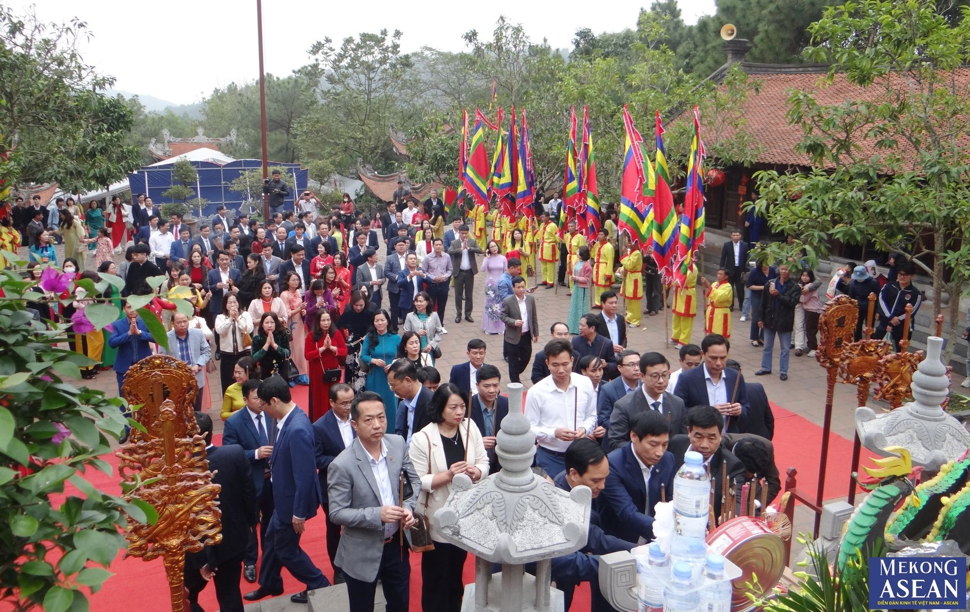 C&aacute;c đại biểu, nh&acirc;n d&acirc;n v&agrave; du kh&aacute;ch d&acirc;ng hương tri &acirc;n Vạn thế sư biểu, danh nh&acirc;n Chu Văn An.