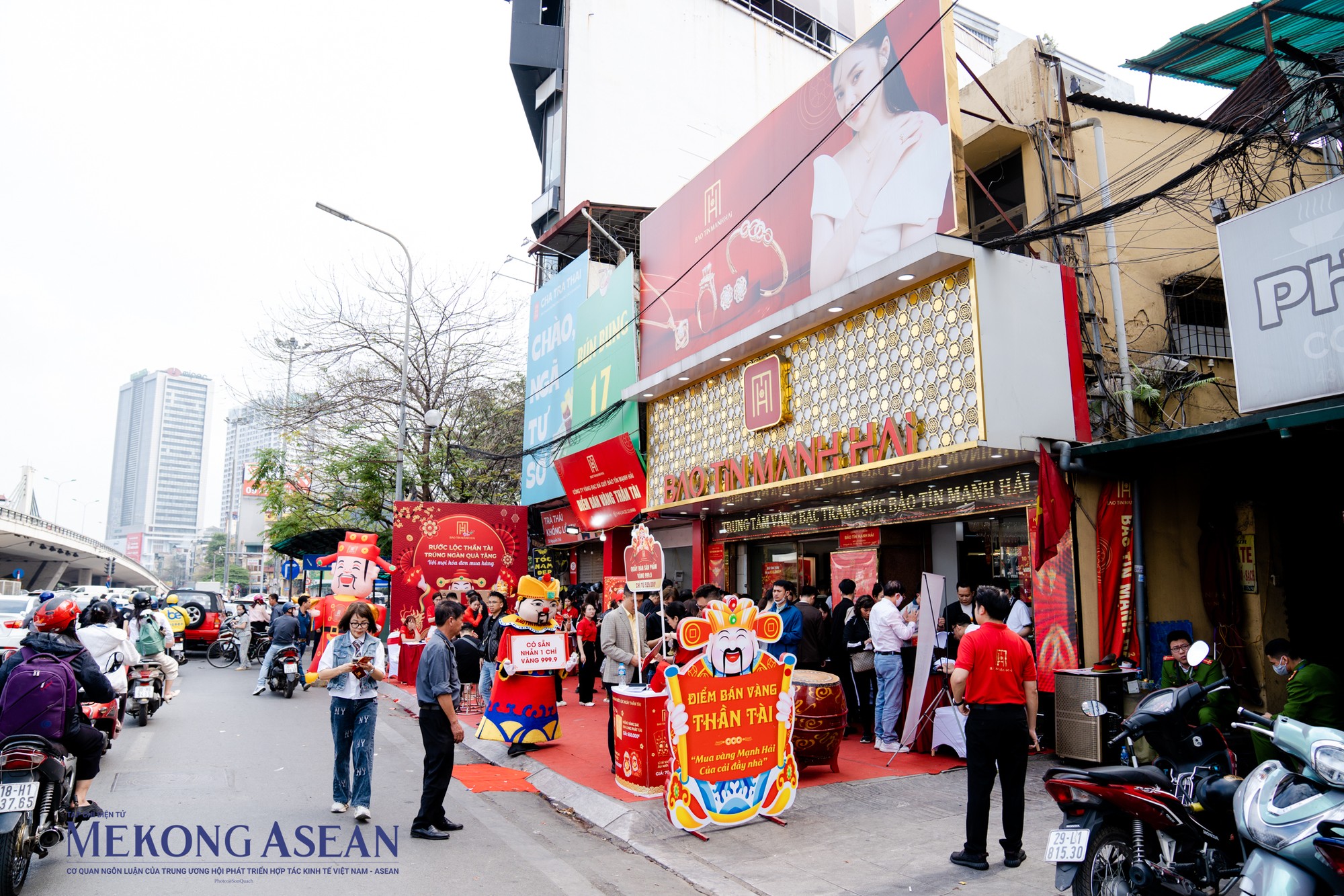 Nhiều cửa h&agrave;ng như Bảo T&iacute;n Mạnh Hải đ&atilde; trang ho&agrave;ng, b&agrave;y biện đẹp mắt, hay tổ chức nhiều hoạt động như bốc thăm tr&uacute;ng thưởng để thu h&uacute;t kh&aacute;ch h&agrave;ng.