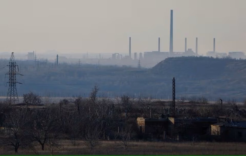 Quang cảnh khu vực gần Nh&agrave; m&aacute;y h&oacute;a chất v&agrave; than cốc Avdiivka, nh&igrave;n từ th&agrave;nh phố Yasynuvata ở v&ugrave;ng Donetsk, miền đ&ocirc;ng Ukraine, ng&agrave;y 15/2. Ảnh: Reuters