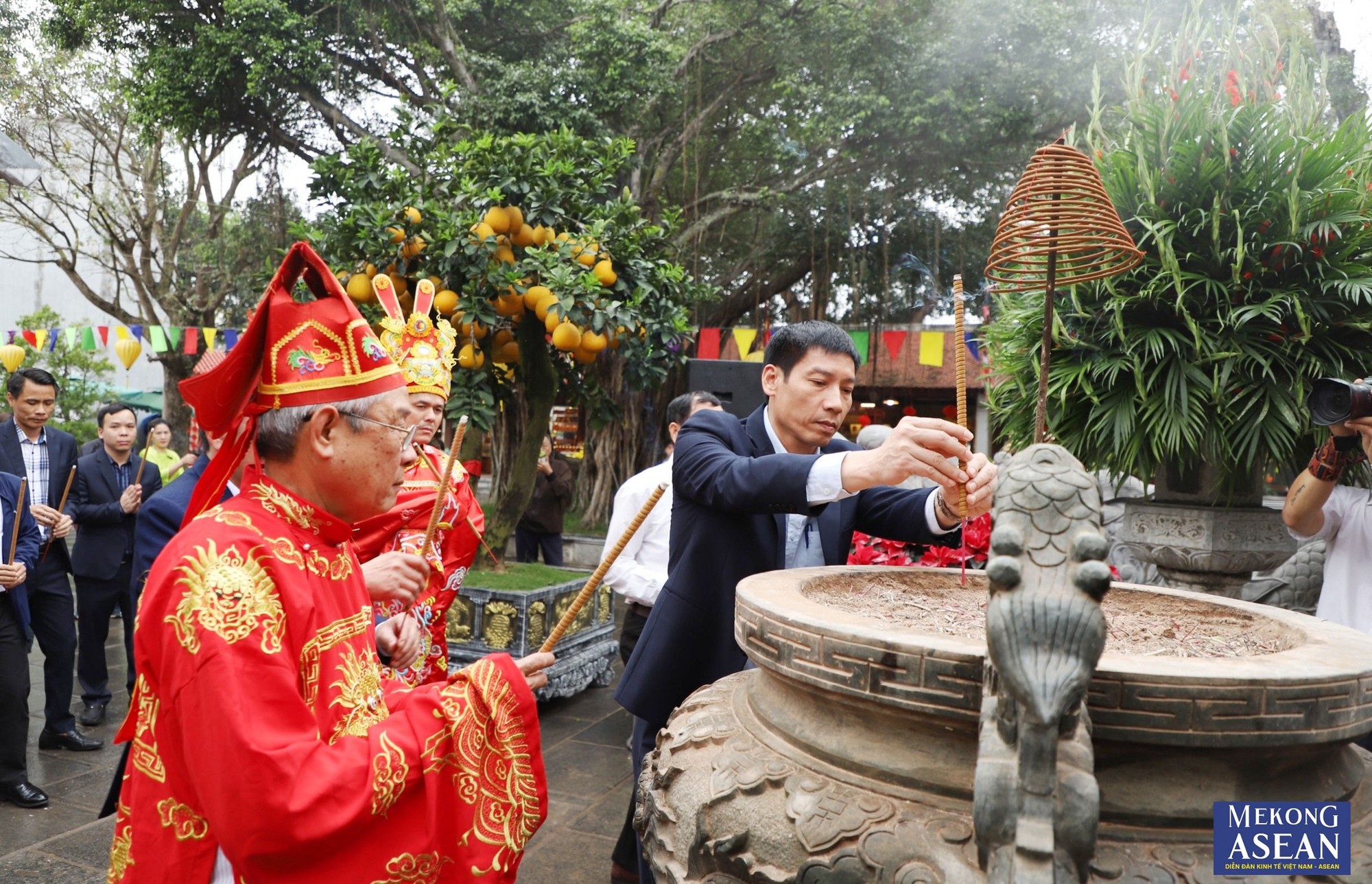 L&atilde;nh đạo Sở Văn ho&aacute;, Thể thao v&agrave; Du lịch tỉnh Hải Dương c&ugrave;ng c&aacute;c b&ocirc; l&atilde;o x&atilde; Hưng Đạo (th&agrave;nh phố Ch&iacute; Linh) d&acirc;ng hương trước nh&agrave; Bạc (khu di t&iacute;ch Kiếp Bạc). Ảnh: Tiến Mạnh.