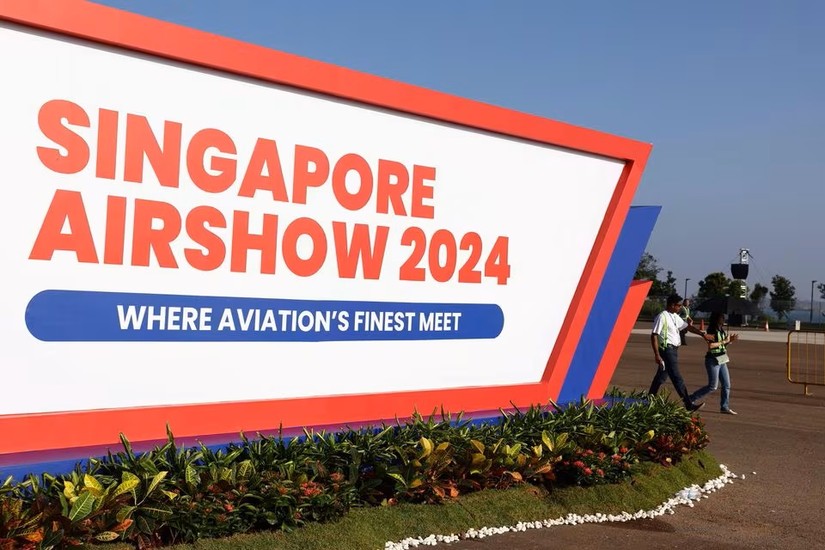 Biển hiệu Triển l&atilde;m H&agrave;ng kh&ocirc;ng Singapore (Singapore Airshow) tại Trung t&acirc;m Triển l&atilde;m Changi, ng&agrave;y 18/2. Ảnh: Reuters