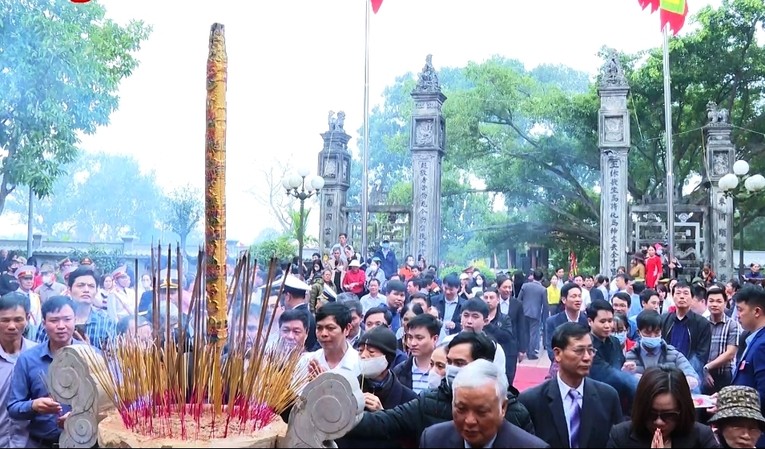 C&aacute;c đại biểu, người d&acirc;n v&agrave; du kh&aacute;ch th&agrave;nh k&iacute;nh d&acirc;ng hương tri &acirc;n, tưởng nhớ c&ocirc;ng đức lớn lao của Tướng qu&acirc;n trong sự nghiệp chống giặc ngoại x&acirc;m, bảo vệ đất nước.