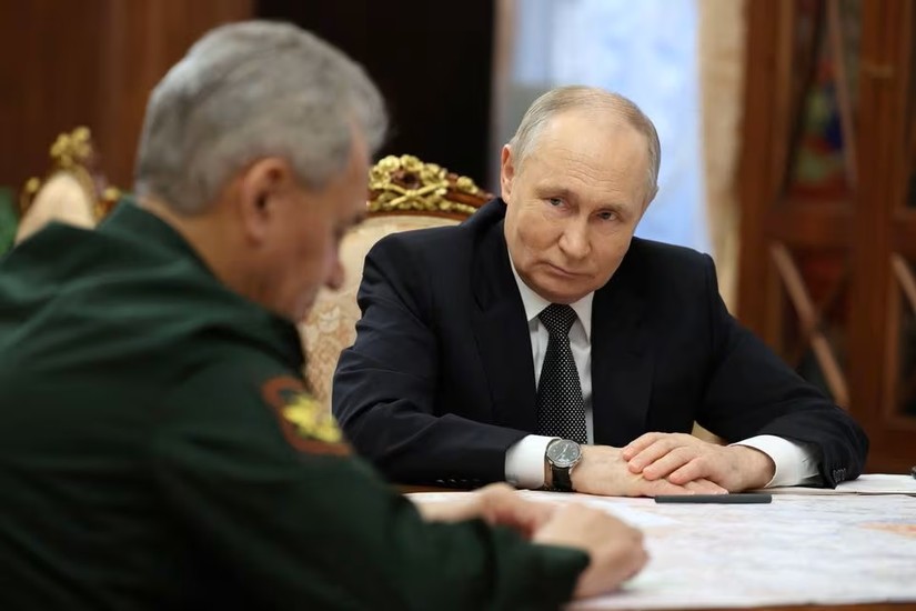 Tổng thống Nga Vladimir Putin gặp Bộ trưởng Quốc ph&ograve;ng Nga Sergey Shoigu, ng&agrave;y 20/2. Ảnh: Sputnik