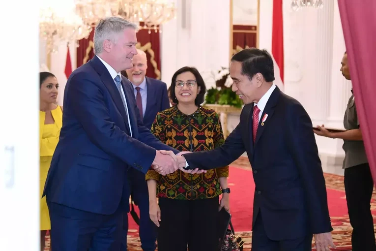 Tổng thống Joko Widodo (phải) bắt tay Tổng thư k&yacute; OECD Mathias Cormann (tr&aacute;i) tại Cung điện Merdeka ở Jakarta, Indonesia, ng&agrave;y 10/8. Ảnh: Văn ph&ograve;ng B&aacute;o ch&iacute; Tổng thống Indonesia