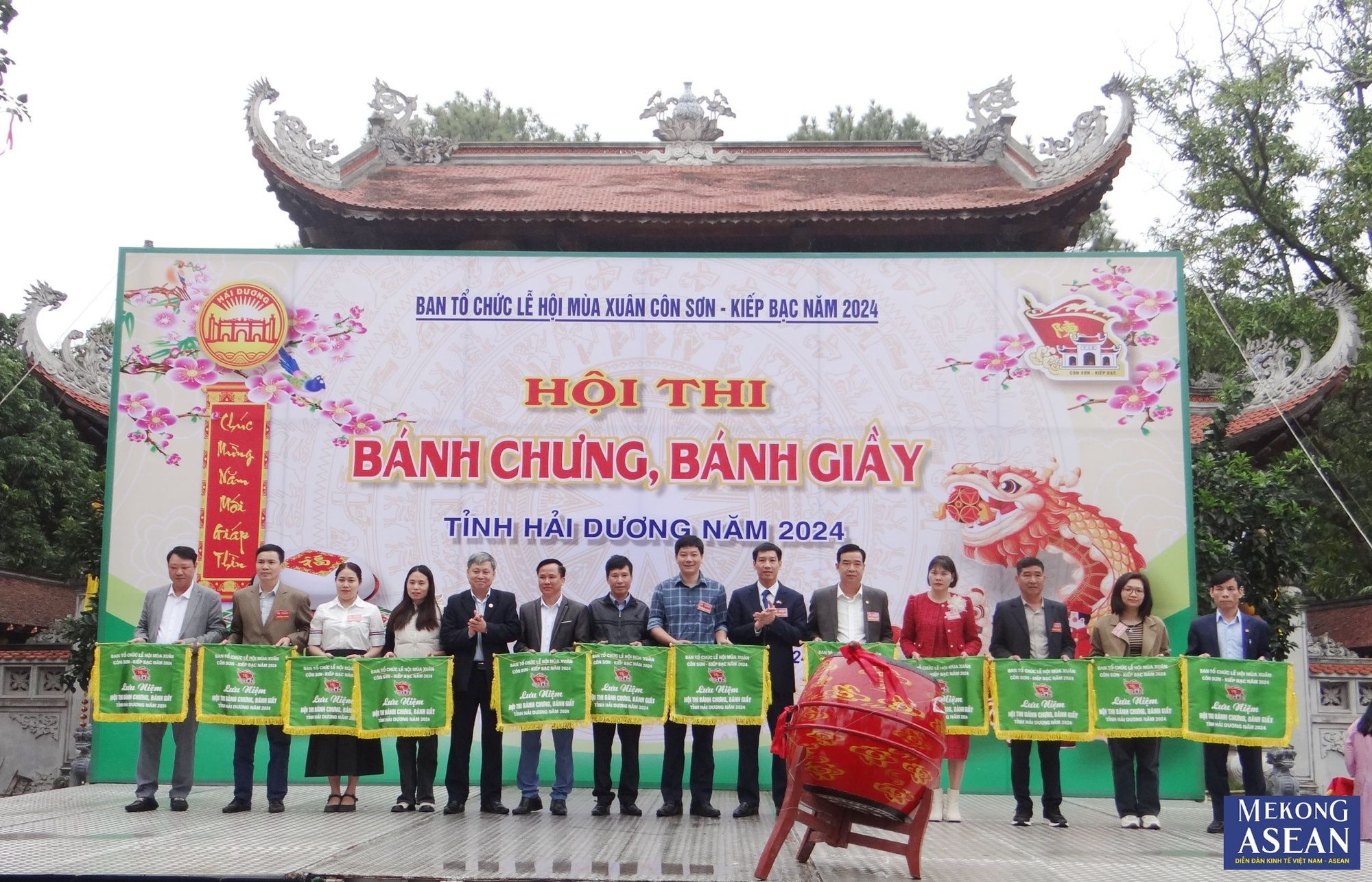 Đại diện Ban tổ chức trao cờ lưu niệm tặng c&aacute;c đội thi.