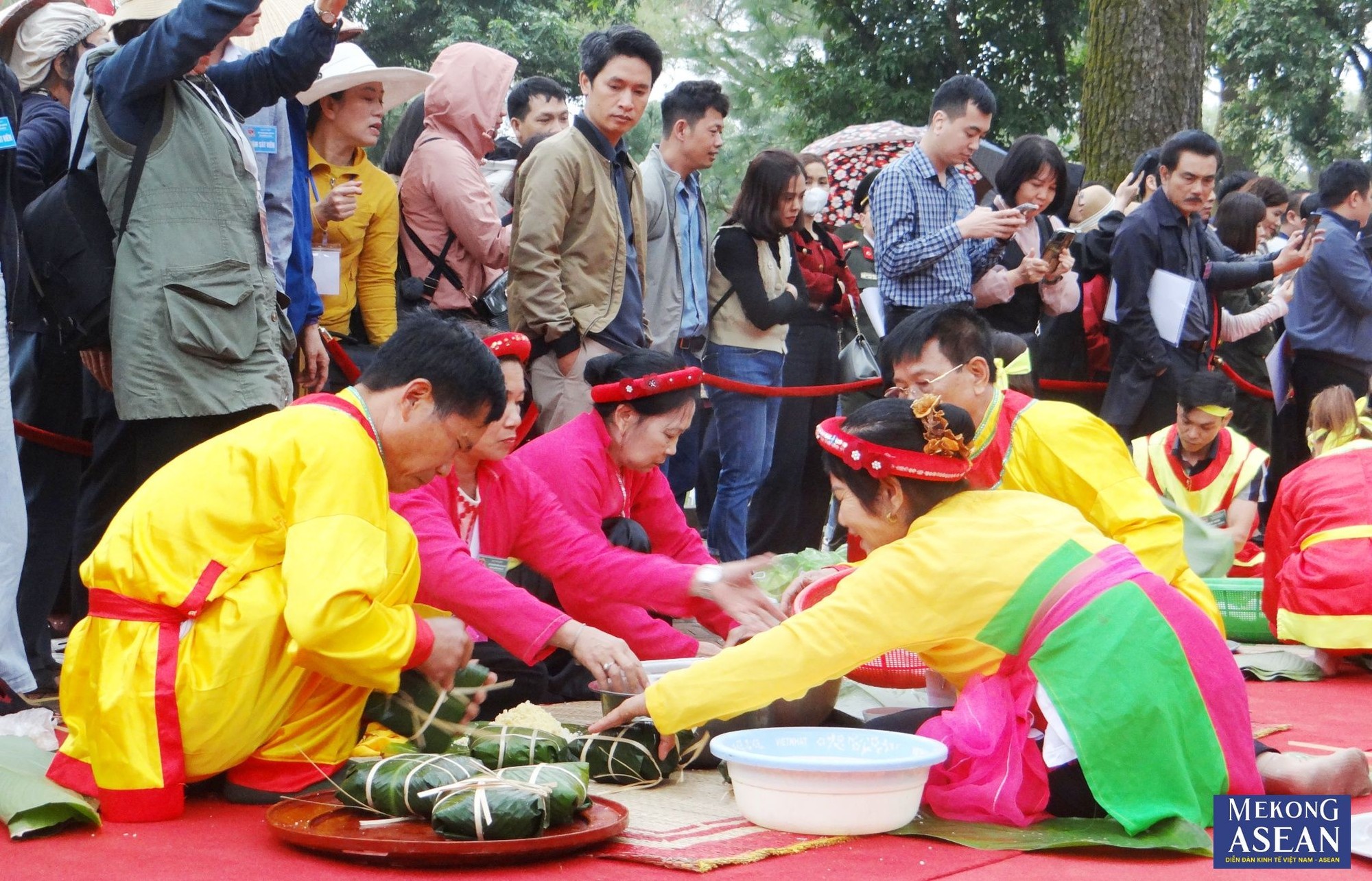 S&aacute;ng 23/2, mỗi đội thi g&oacute;i b&aacute;nh chưng gồm 5 th&agrave;nh vi&ecirc;n, l&agrave; c&aacute;c nghệ nh&acirc;n d&acirc;n gian thường tr&uacute; tại địa phương.