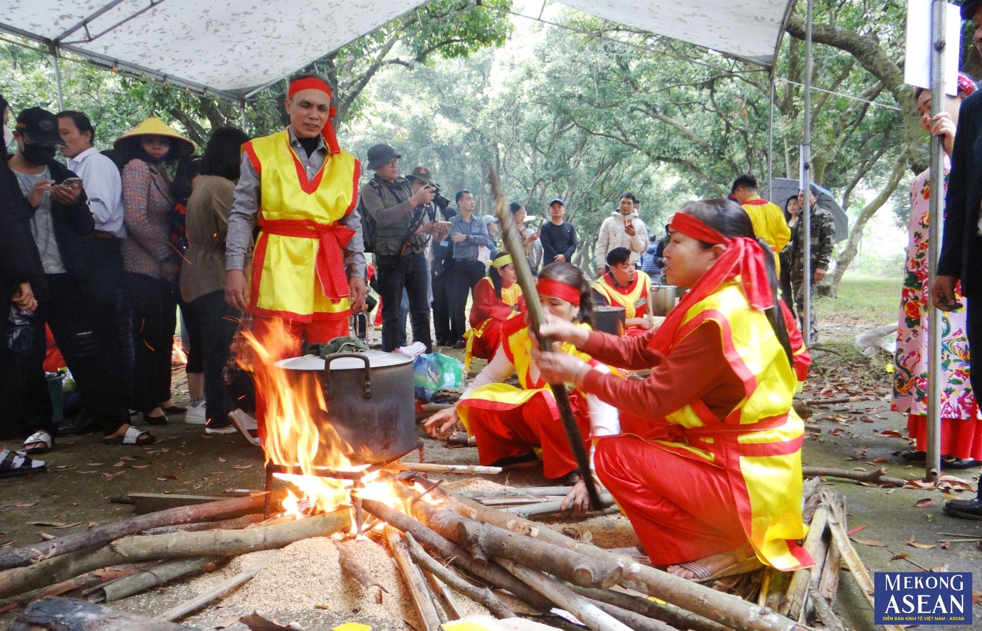 C&aacute;c đội thực hiện luộc b&aacute;nh chưng.