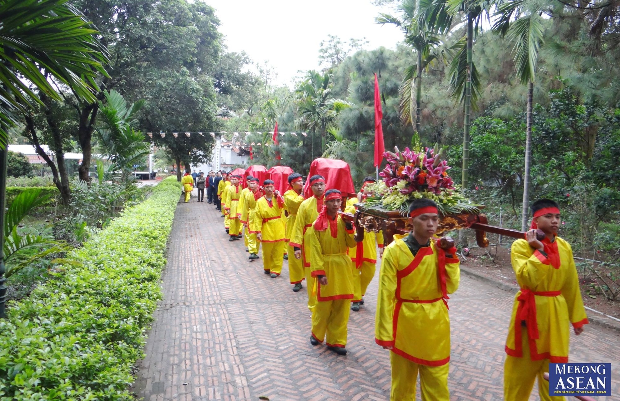 Lễ rước b&aacute;nh chưng, b&aacute;nh giầy từ ch&ugrave;a C&ocirc;n Sơn sang đền Nguyễn Tr&atilde;i.