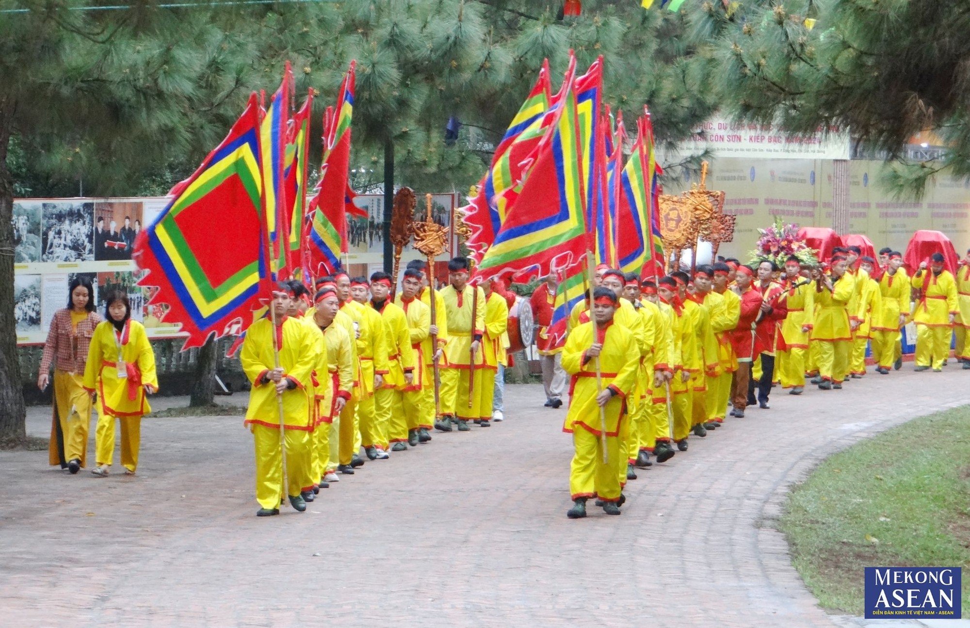 C&aacute;c đại biểu v&agrave; đo&agrave;n rước l&agrave; trai tr&aacute;ng địa phương d&acirc;ng hương, hoa nghi vật phẩm gồm b&aacute;nh chưng, b&aacute;nh giầy.