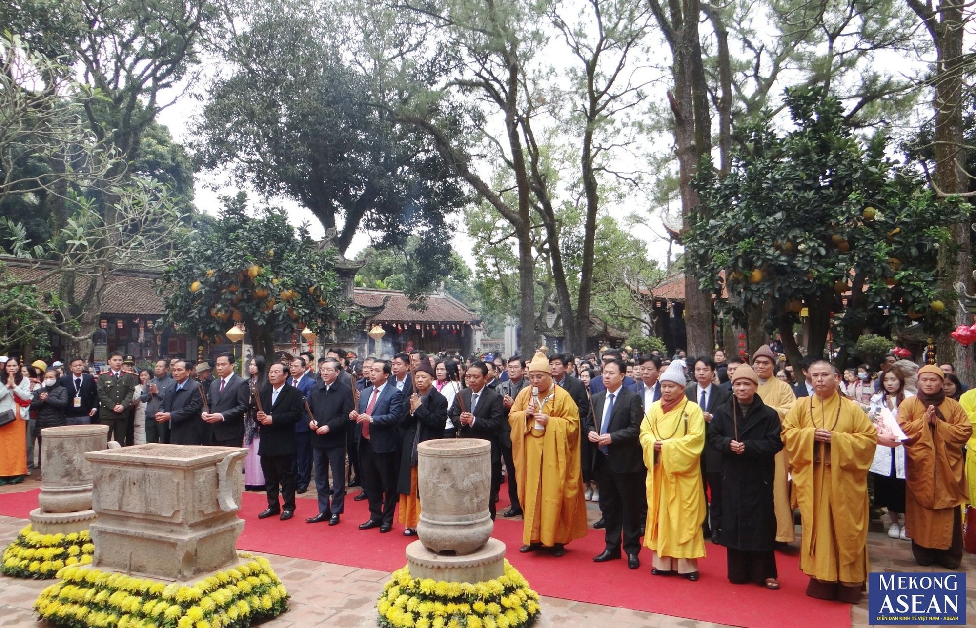 C&aacute;c đại biểu d&acirc;ng hương tưởng niệm 690 năm Ng&agrave;y vi&ecirc;n tịch của Đệ tam tổ Tr&uacute;c L&acirc;m Huyền Quang T&ocirc;n giả.