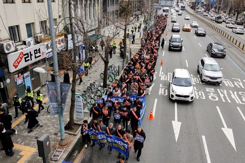 C&aacute;c b&aacute;c sĩ trẻ biểu t&igrave;nh tại Seoul, H&agrave;n Quốc ng&agrave;y 25/2/2024. Ảnh: Reuters