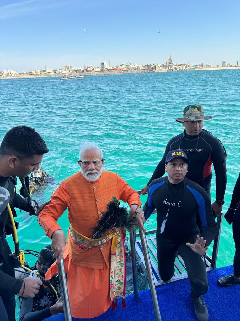 Thủ tướng Modi chuẩn bị lặn xuống biển. Ảnh: X/@narendramodi