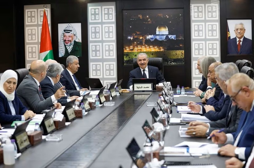 Thủ tướng Palestine Mohammad Shtayyeh triệu tập cuộc họp Nội c&aacute;c ở Ramallah, Bờ T&acirc;y ng&agrave;y 26/2/2024. Ảnh: Reuters
