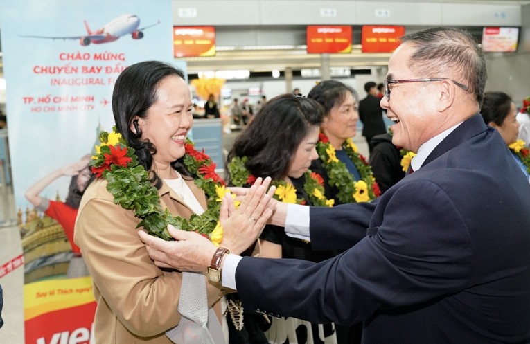 Ph&oacute; Tổng l&atilde;nh sự L&agrave;o tại TP.Hồ Ch&iacute; Minh, &ocirc;ng Souvannaseng Amphay tặng hoa v&agrave; ch&uacute;c mừng những h&agrave;nh kh&aacute;ch đầu ti&ecirc;n tr&ecirc;n chuyến bay khai trương từ TP HCM đi Vientiane , L&agrave;o.