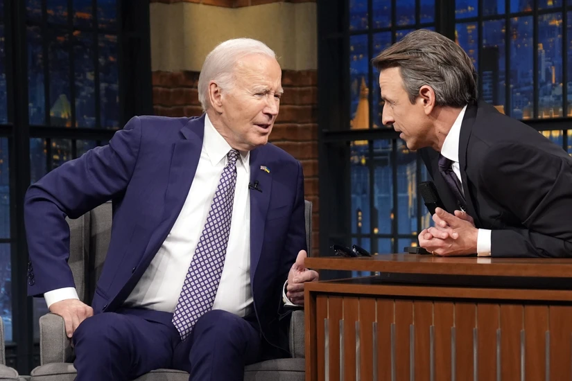 Tổng thống Mỹ Joe Biden (tr&aacute;i) xuất hiện tr&ecirc;n chương tr&igrave;nh truyền h&igrave;nh của NBC ng&agrave;y 26/2. Ảnh: AP