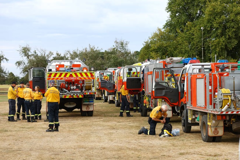 Lực lượng cứu hỏa tham gia khống chế đ&aacute;m ch&aacute;y rừng tại Ballarat, bang Victoria. Ảnh: Con Chronis/AAP