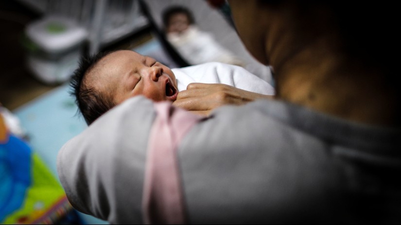Một trẻ sơ sinh tại Seoul, H&agrave;n Quốc. Ảnh: Reuters