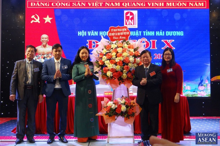 Ph&oacute; Gi&aacute;o sư, Tiến sĩ, Nhạc sĩ Đỗ Hồng Qu&acirc;n, Chủ tịch Ủy ban to&agrave;n quốc Li&ecirc;n hiệp c&aacute;c Hội Văn học Nghệ thuật Việt Nam tặng hoa ch&uacute;c mừng đại hội.