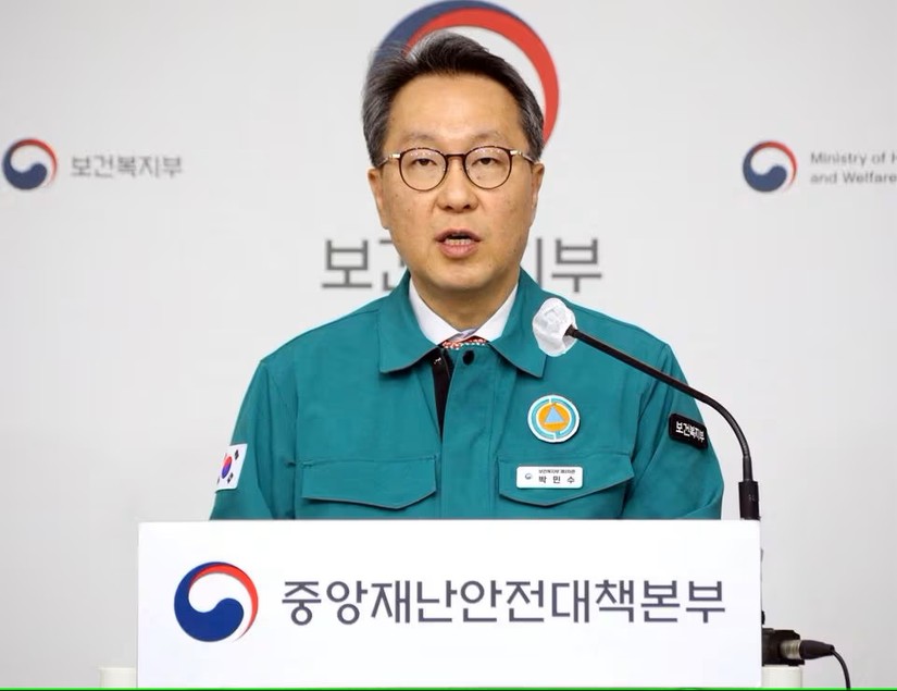 Thứ trưởng Bộ Y tế H&agrave;n Quốc Park Min-soo ph&aacute;t biểu trong cuộc họp giao ban truyền th&ocirc;ng ở Sejong, H&agrave;n Quốc, ng&agrave;y 29/2/2024. Ảnh: Yonhap