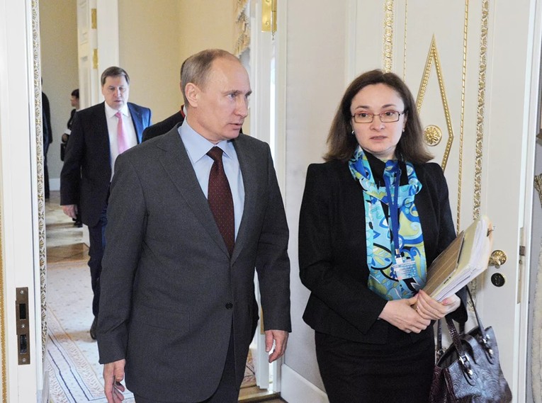 Thống đống Ng&acirc;n h&agrave;ng Trung ương Nga Elvira Nabiullina c&ugrave;ng Tổng thống Nga Vladimir Putin. Ảnh: Sputnik